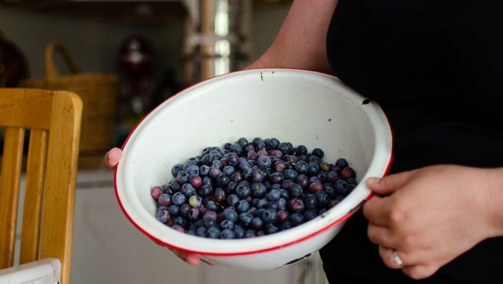 blueberries in white bowl